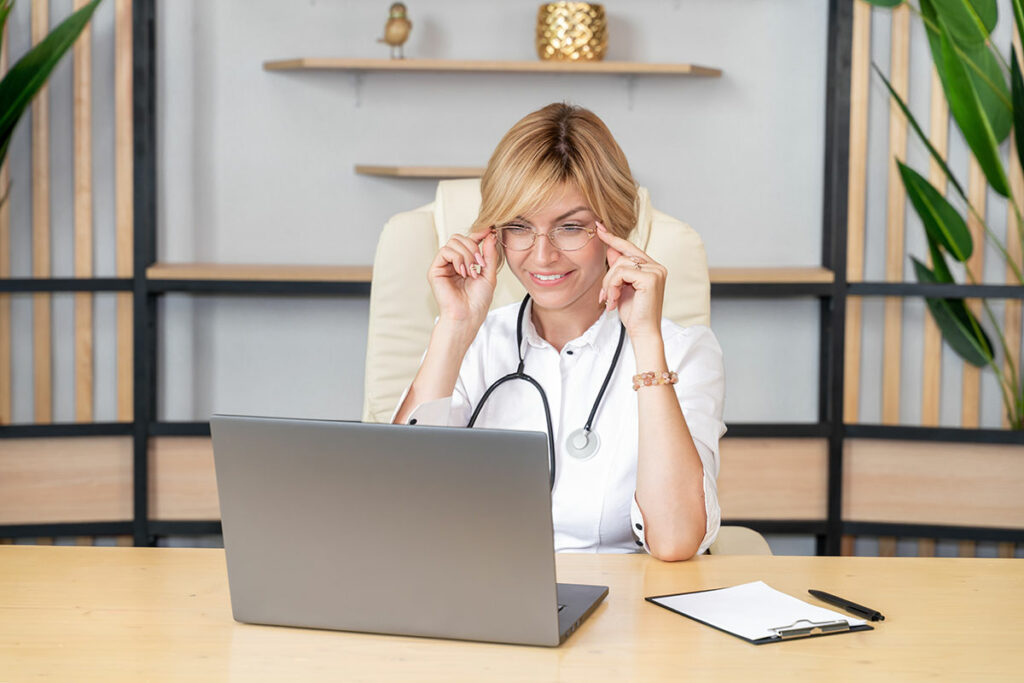 A young woman doctor helping with migraine treatment online